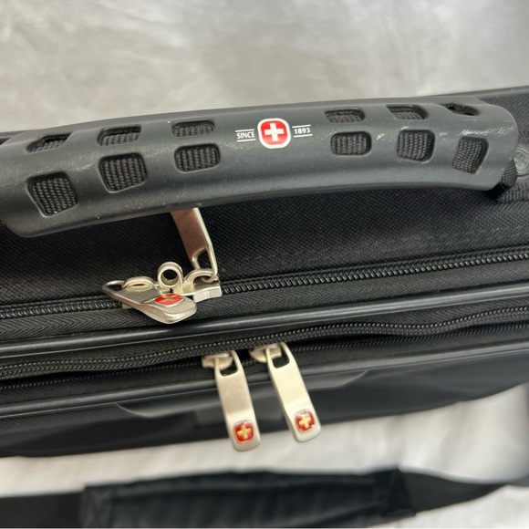 SwissGear black laptop bag with adjustable strap. - Picture 4 of 9